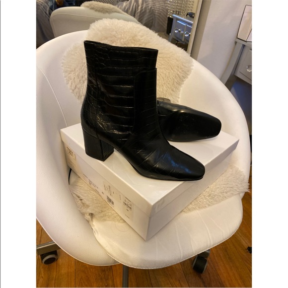 GIVENCHY ANKLE BOOTS - Picture 2 of 6